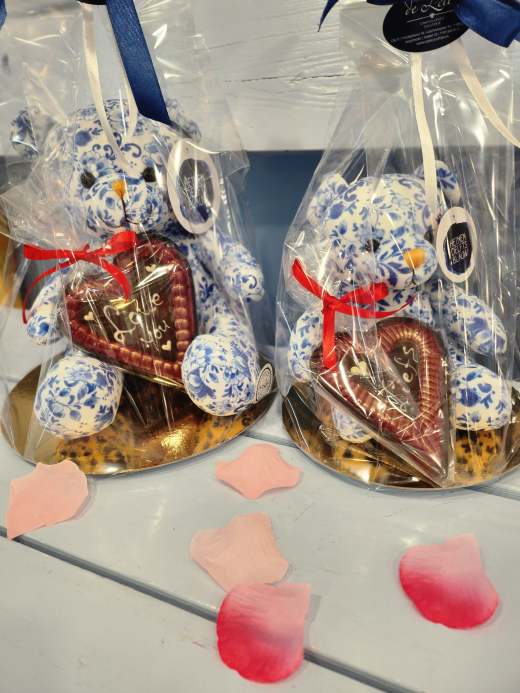 DelftsBlauwe knuffelbeer met chocoladehart